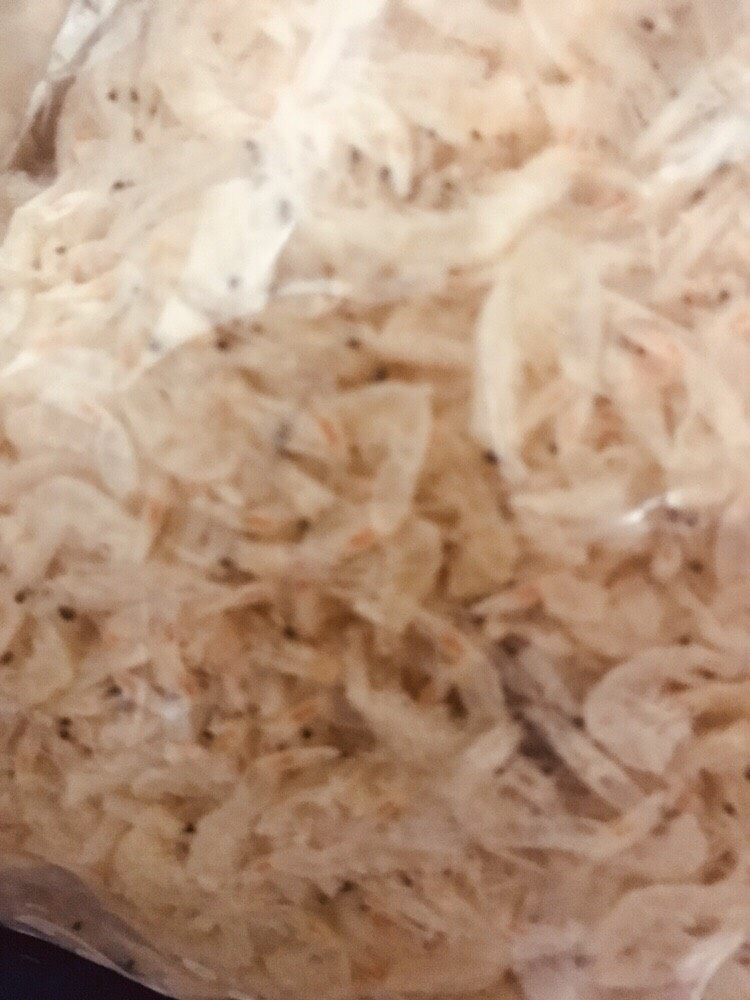 海米茭瓜,锅内加点水,虾皮洗一下,入锅