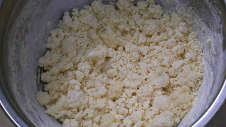 蔬菜卷饼,开水倒入面粉中,用筷子迅速搅拌成絮状。