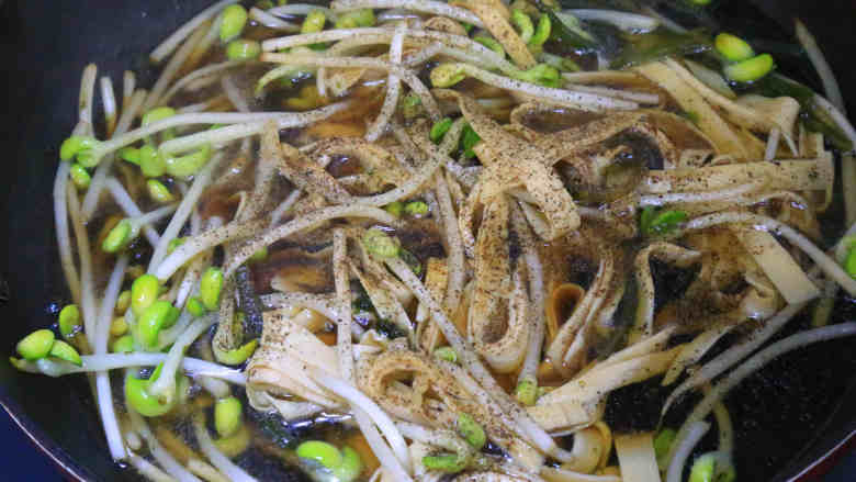 蔬菜卷饼,面团醒发好后分成4份等重的,按压成扁圆的形状。在其中两个面饼上刷一层色拉油。