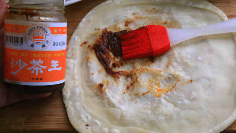 蔬菜卷饼,在饼皮上先刷一层皇牌沙茶王,再刷一层<a style='color:red;display:inline-block;' href='/shicai/ 712'>甜面酱</a>。