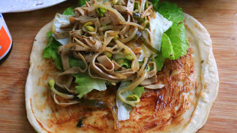 蔬菜卷饼,依次放上<a style='color:red;display:inline-block;' href='/shicai/ 121'>生菜</a>,煎蛋,蔬菜。卷紧即可开动。趁热吃才最美味。