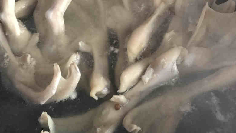 沙茶鸭掌,煮的期间要翻动几次,以免黏锅。