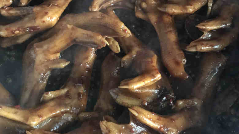 沙茶鸭掌,鸭架,鸭翅均适用此方。如果喜欢更麻更辣的,可以适当增加<a style='color:red;display:inline-block;' href='/shicai/ 700'>花椒</a>以及辣椒的用量