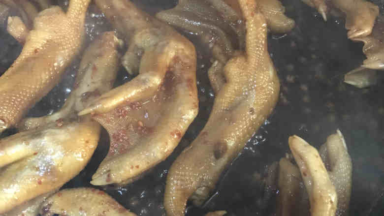 沙茶鸭掌,.汤汁收完后即可关火,装盘即可食用~