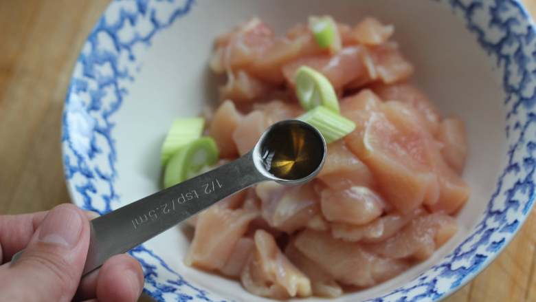 沙茶彩椒鸡肉串,将切好的鸡胸放大碗中!放葱段,加半小勺<a style='color:red;display:inline-block;' href='/shicai/ 718'>料酒</a>