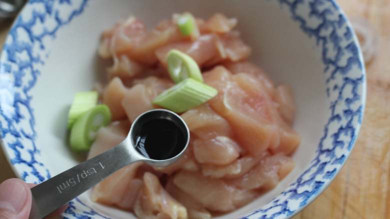 沙茶彩椒鸡肉串,加一小勺<a style='color:red;display:inline-block;' href='/shicai/ 788'>生抽</a>!