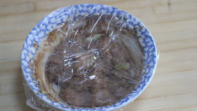 沙茶彩椒鸡肉串, 将加好调料的鸡胸拌匀!盖保鲜膜放冷藏室腌制四小时以上