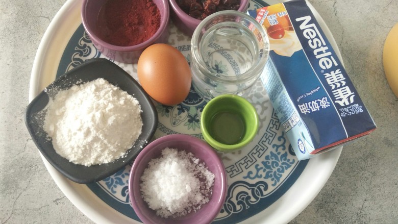 蔓越莓夹馅~红丝绒毛巾卷,准备好所需要食材(精确称量吧)