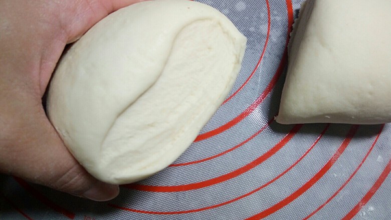 寿桃豆沙包,将发酵好的面团进行彻底排气,直到切开面团,横截面没有气孔的状态就说明排气彻底了。