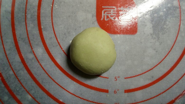 寿桃豆沙包,取30克的白色面团,加入抹茶粉揉成颜色均匀的绿色面团。