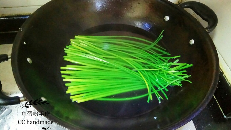 苍蝇头,韭菜心洗干净切掉头尾,锅里烧开水。把韭菜心放进锅里焯水,大概30秒后捞出,这样会令韭菜心保持青绿,不会发黄。