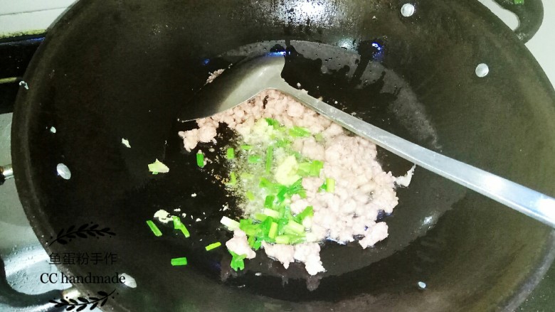 苍蝇头,锅里热油,把葱白和姜蓉放进锅里炒香,加入肉末小火煸炒至变色,以防肉沫连在一起,要不停的翻炒,并用铲把肉沫弄散。