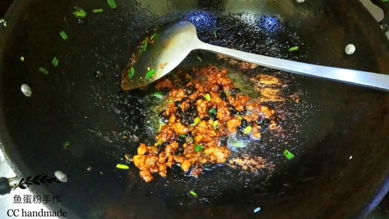 苍蝇头,把豆豉倒入上述锅里翻炒均匀,豆豉要是先洗两三次,然后再用清水浸泡十分钟左右以防咸味太重,如果想豆豉味浓郁一点,可以把豆豉泡好后用刀被拍扁。