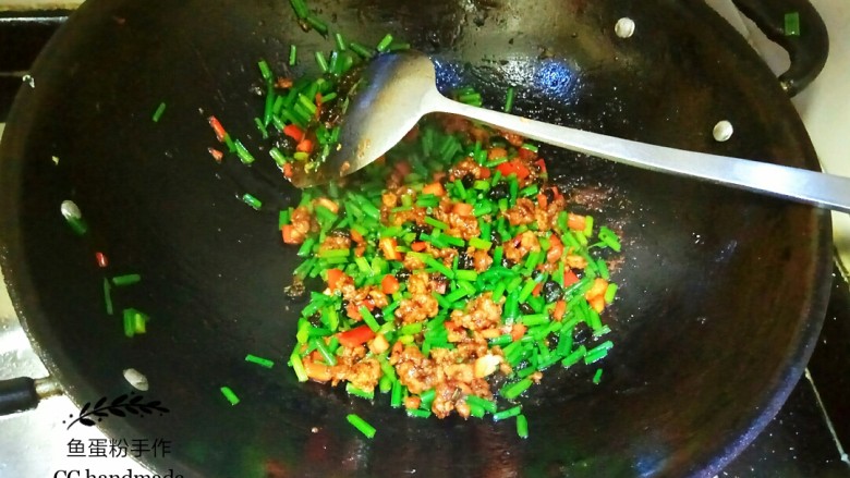 苍蝇头,把韭菜丁和红椒丁倒入锅里,中火翻炒,全部食材在锅里翻炒均匀,这时试一下味道,不够咸的可以加点盐,红椒变软就可以上碟。