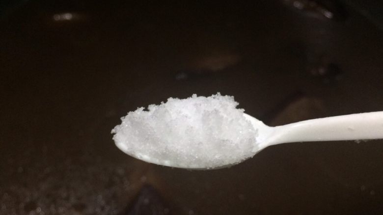 温和滋补: 牛大力黑豆猪尾巴汤,临出锅前2分钟,适量盐调味即可。