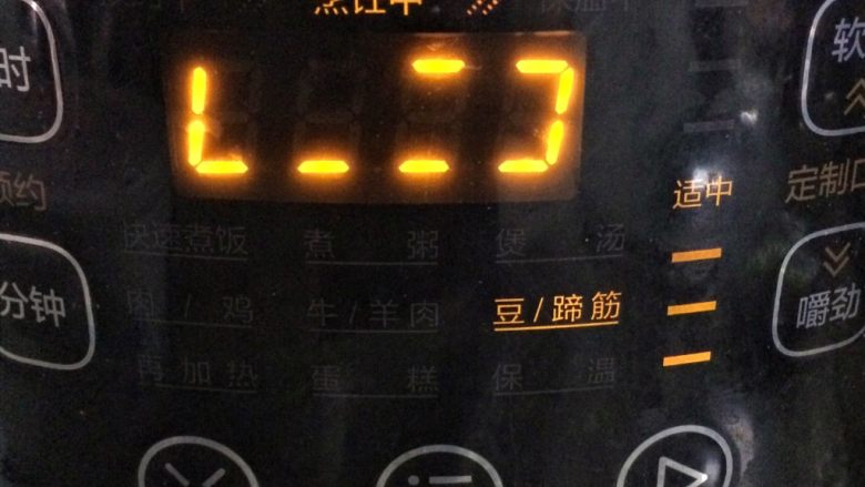 温和滋补: 牛大力黑豆猪尾巴汤,放入电高压煲中,启动豆筋模式。
小提示:如果没有高压煲,可提前将黑豆浸泡一晚,再直接与<a style='color:red;display:inline-block;' href='/shicai/ 4816'>猪尾巴</a>同煮。