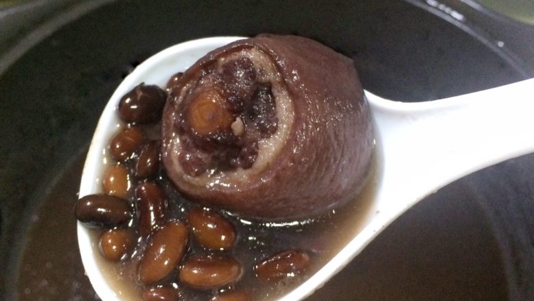温和滋补: 牛大力黑豆猪尾巴汤,煲好啦!趁热来一碗......
如果汤面有较多浮油,可用汤勺勺走。