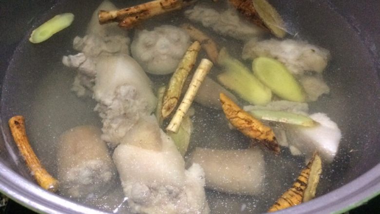 温和滋补: 牛大力黑豆猪尾巴汤,看到黑豆差不多煮好时,开始煲汤。
将泡着药材的水大火烧开,倒入猪尾巴和<a style='color:red;display:inline-block;' href='/shicai/ 37'>姜</a>片。