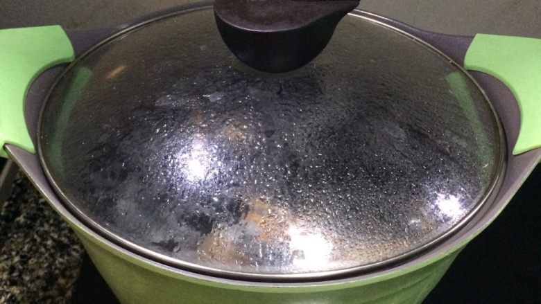 温和滋补: 牛大力黑豆猪尾巴汤,盖上锅盖,文火煲2小时。