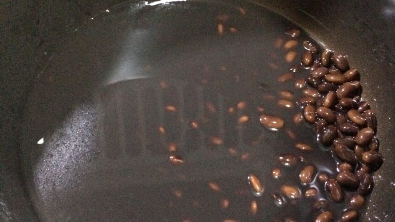 温和滋补: 牛大力黑豆猪尾巴汤,黑豆也煲好了,此时口感软软的。