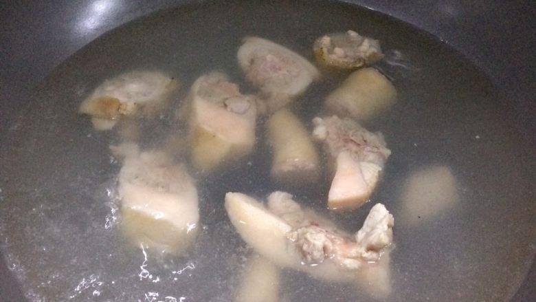 温和滋补: 牛大力黑豆猪尾巴汤,将猪尾巴焯水,捞出备用。