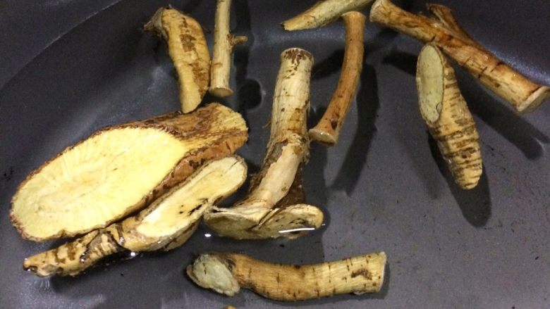 温和滋补: 牛大力黑豆猪尾巴汤,同时另外准备一个汤锅,装适量水。
放入牛大力和五指毛桃到水中浸泡。