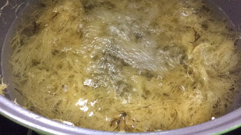 大海的馈赠: 天然蜂蜜海石花,大火烧开后转中小火煮,煮到汤汁粘稠,剩4到5碗水左右,时长约1.5小时。
水煮少一点,成品会比较硬一些。