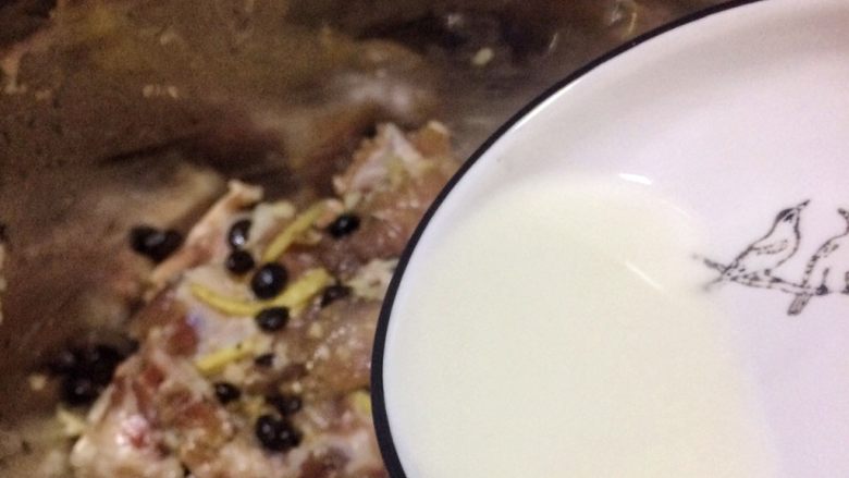 广东家常菜: 豆豉蒸排骨,排骨腌制好后,倒入少许淀粉水与排骨拌均匀。
淀粉水能锁住排骨的水分,使肉更嫩。(小窍门)