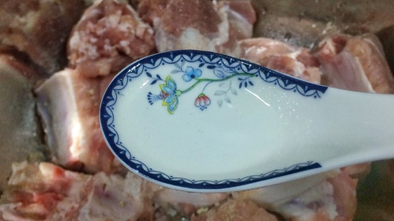 广东家常菜: 豆豉蒸排骨,<a style='color:red;display:inline-block;' href='/shicai/ 4367'>米酒</a>半汤匙,能使肉多一份醇香,而且能让骨肉更容易分离。(小窍门)
将所有调料搅拌均匀。