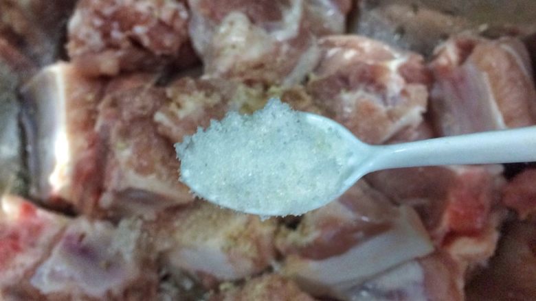 广东家常菜: 豆豉蒸排骨,排骨从冰箱取出,开始调味。
盐适量。