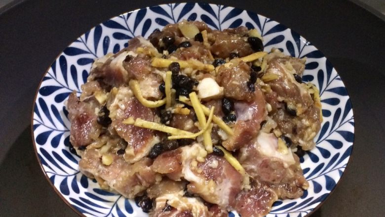 广东家常菜: 豆豉蒸排骨,将排骨放入碟子中。
锅里放适量水烧开,放入排骨中火蒸18分钟左右。