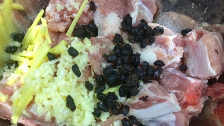 广东家常菜: 豆豉蒸排骨,将姜、蒜、豆豉与排骨拌均。
腌制15分钟。