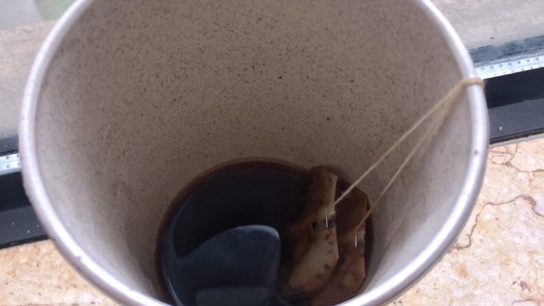 蜜豆奶茶 附蜜豆详细制作方子,用少许刚烧开的水泡茶包,焖5分钟左右。