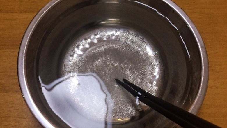 蜜豆奶茶 附蜜豆详细制作方子,温水与砂糖混合融化。
注意!
如果用普通电饭煲煮蜜豆,水量为500毫升。
如果用的是电压力锅煮,水量大概350毫升左右。
我这次用的是电压力煲,电压力煲的密封性强,不需要放太多水,用了大概300毫升。