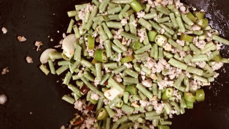 肉沫豆角,倒入豆角,加入盐糖,出锅