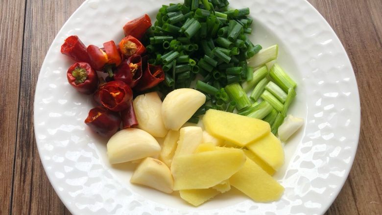 香菇土豆炖鸡块,干辣椒清洗干净剪成小段,蒜去皮拍扁,姜切姜片,葱切段