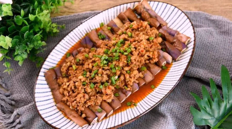 教您做一道简单的肉末淋茄子,比红烧茄子好吃百倍,还健康少油,将茄子放入微波高火叮5分钟,再将肉末淋上