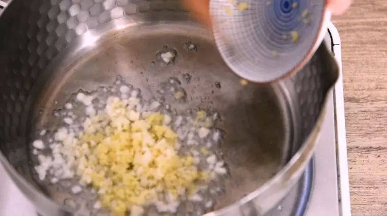 教您做一道简单的肉末淋茄子,比红烧茄子好吃百倍,还健康少油,热锅冷油,爆香姜蒜末