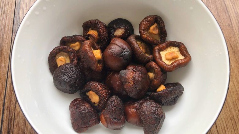 香菇土豆炖鸡块,香菇浸泡好,洗干净沥水待用