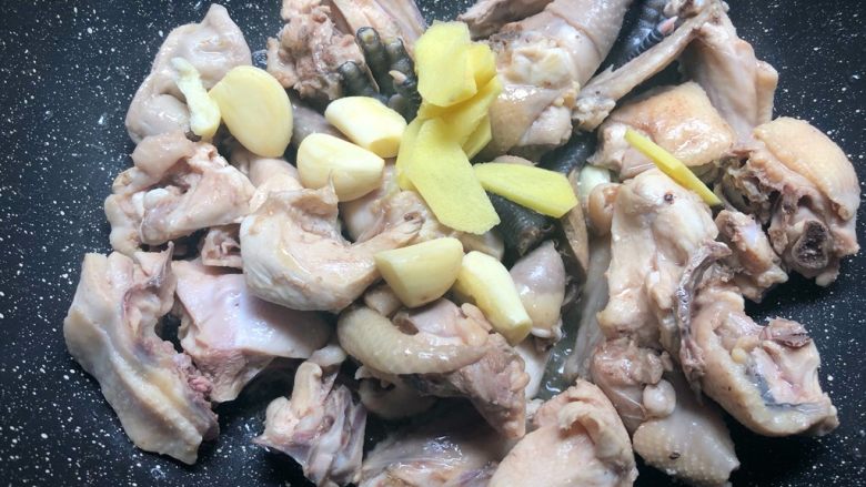 香菇土豆炖鸡块,放入蒜瓣和姜片,继续煸炒5分钟