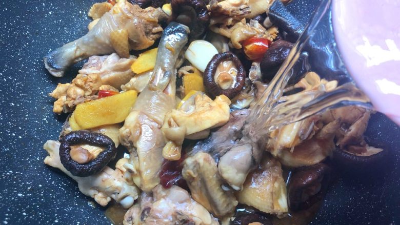 香菇土豆炖鸡块,倒入和鸡肉齐平的水,大火烧开,中火炖15分钟