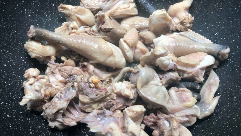 香菇土豆炖鸡块,热锅放入少许油,放入鸡肉煸炒5分钟