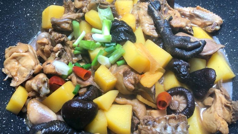 香菇土豆炖鸡块,放入葱白,翻炒2分钟即可出锅