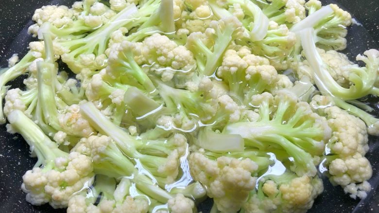 干锅花菜,锅里放入半锅水烧开,放入花菜焯1分钟捞起来,用冷水冲凉,沥水待用