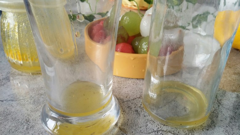 果然多气泡饮料,杯底加适量百香果基底糖浆(没有就直接蜂蜜代替)