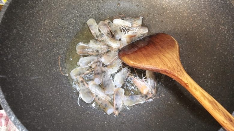 鲜虾蛋炒饭,锅中加入适量油,放入虾头炸出虾油