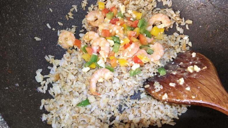 鲜虾蛋炒饭,倒入步骤17中的食材(我倒了三分之一),翻炒均匀即可
