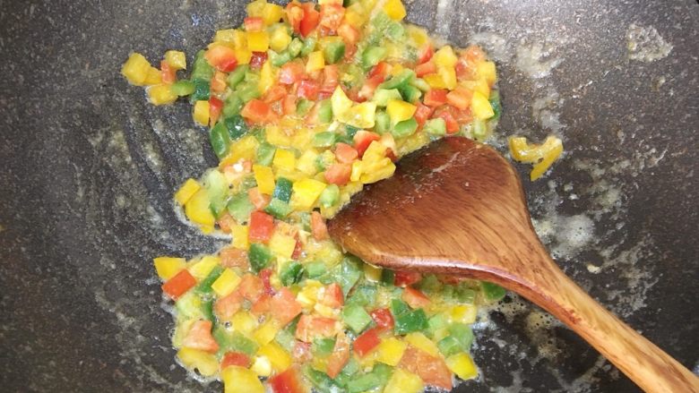 鲜虾蛋炒饭,倒入彩椒丁,大火翻炒片刻