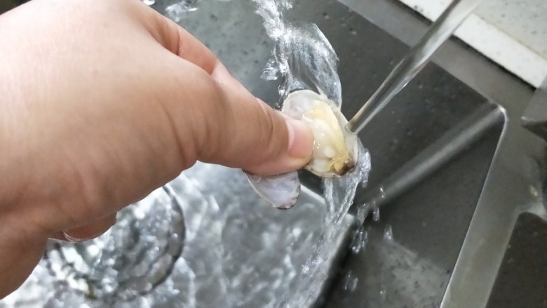 辣炒花蛤,为了避免有沙,吃的放心,在流水下冲一下水,即使有少许的沙也被冲洗干净了。