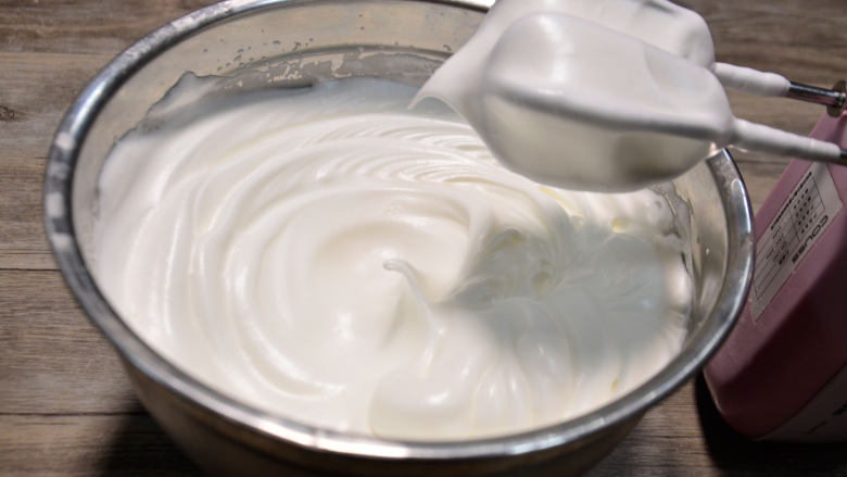 杏仁蜂蜜戚风蛋糕, 蛋白加少量柠檬汁分3次加入细糖,蛋白霜打发至干性发泡。